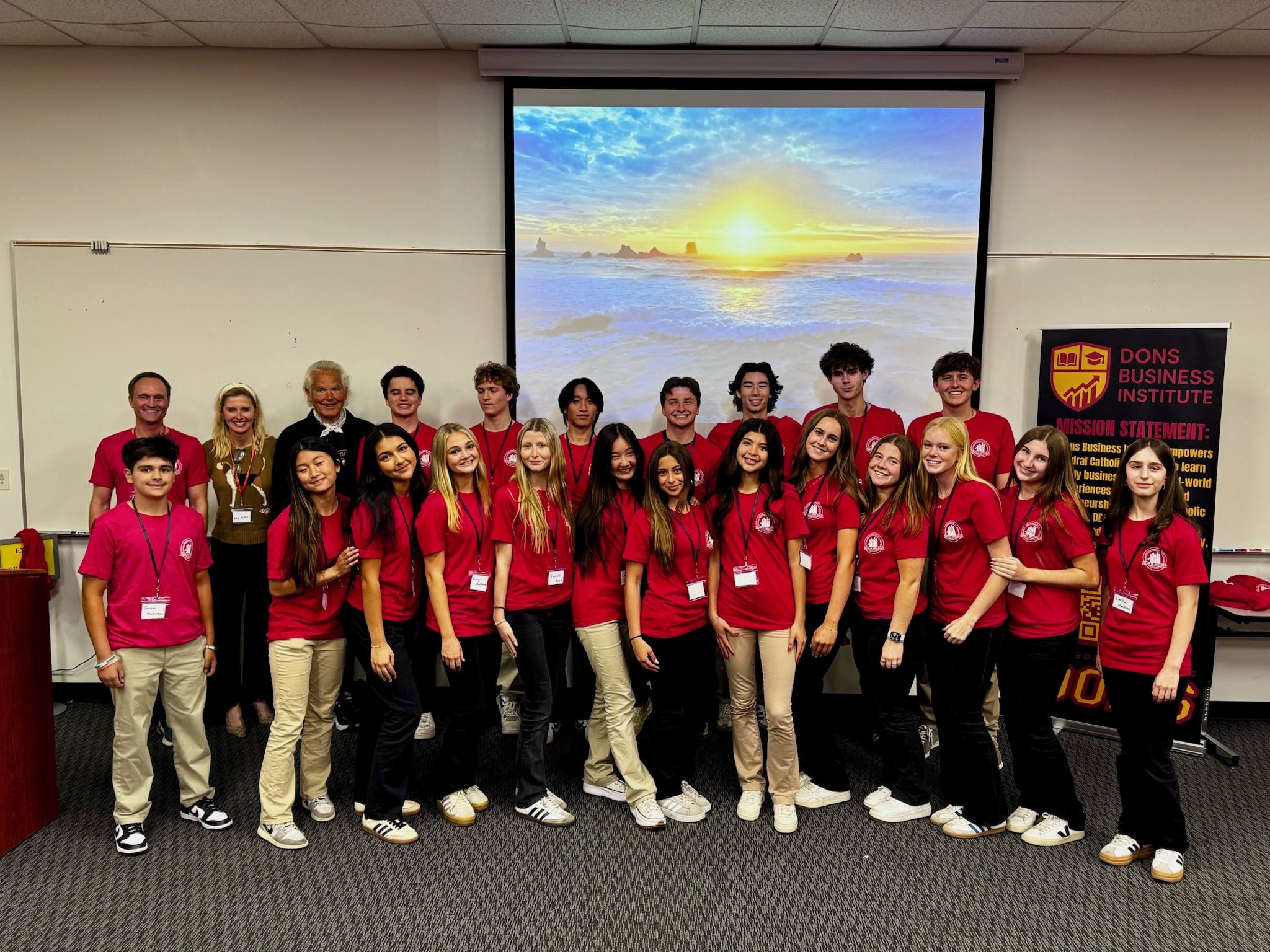 The twenty students of the entrepreneurship term standing together in the lecture hall.